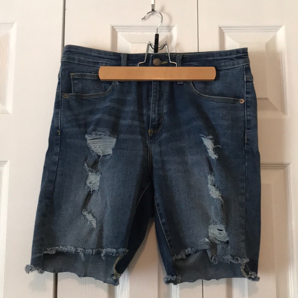 Universal Thread High-rise Bermuda Short